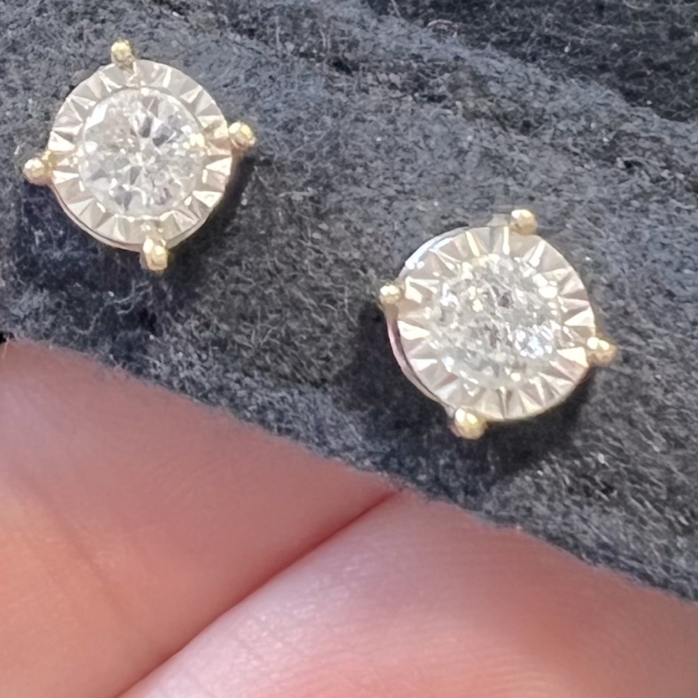 Real Diamond Earings. 1 carat total weight. Beautiful!